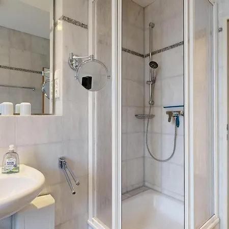 Strandnahe Mit Schwimmbad Im Haus, A Cappella 15, * 빈츠